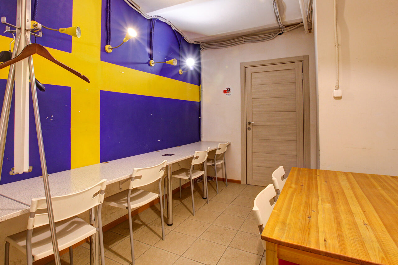 Арендовать CheckPoint Комната с яркой стеной