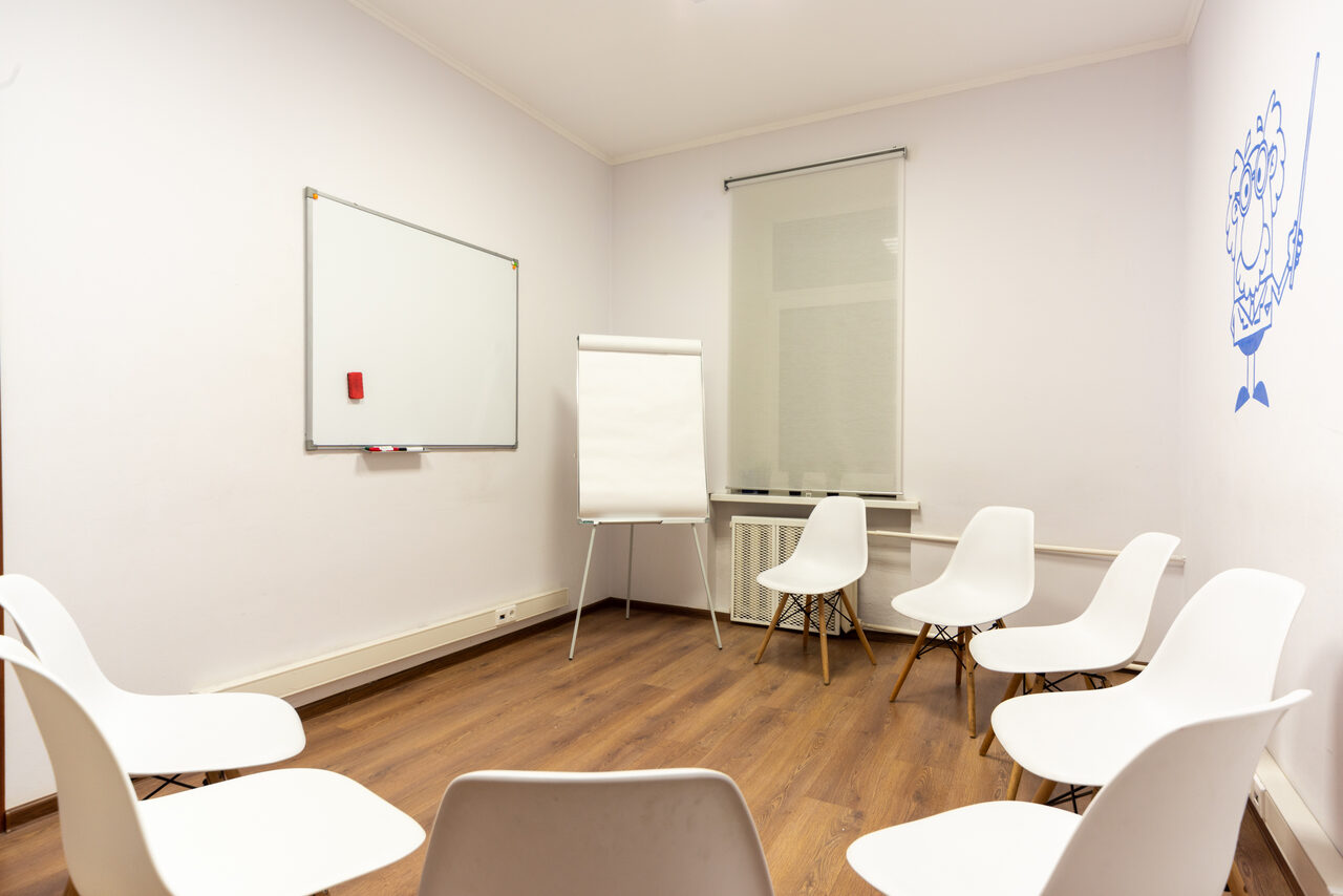 Арендовать Класс в минуте от метро