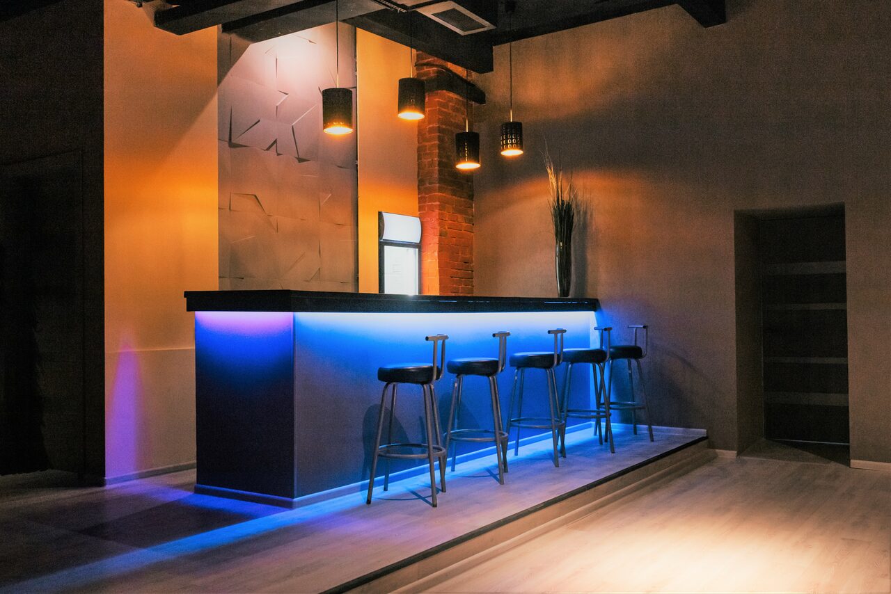 Арендовать Атмосфера - Лофт Просторный лофт со сценой