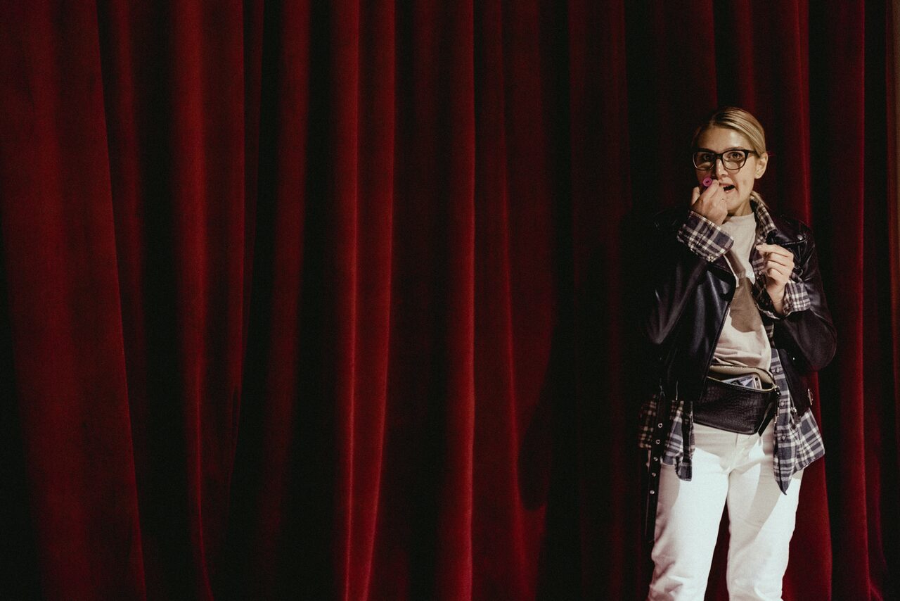 Арендовать Атмосфера - Лофт Просторный лофт со сценой