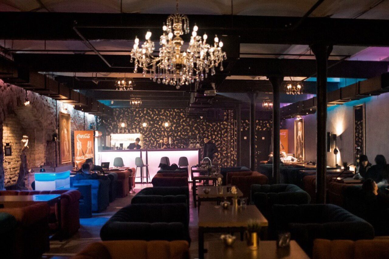 Арендовать Loft for Friends Лаунж-бар с летней верандой