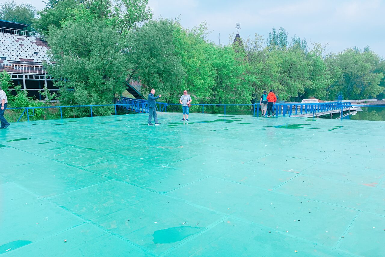 Арендовать Vernissage Сцена на воде