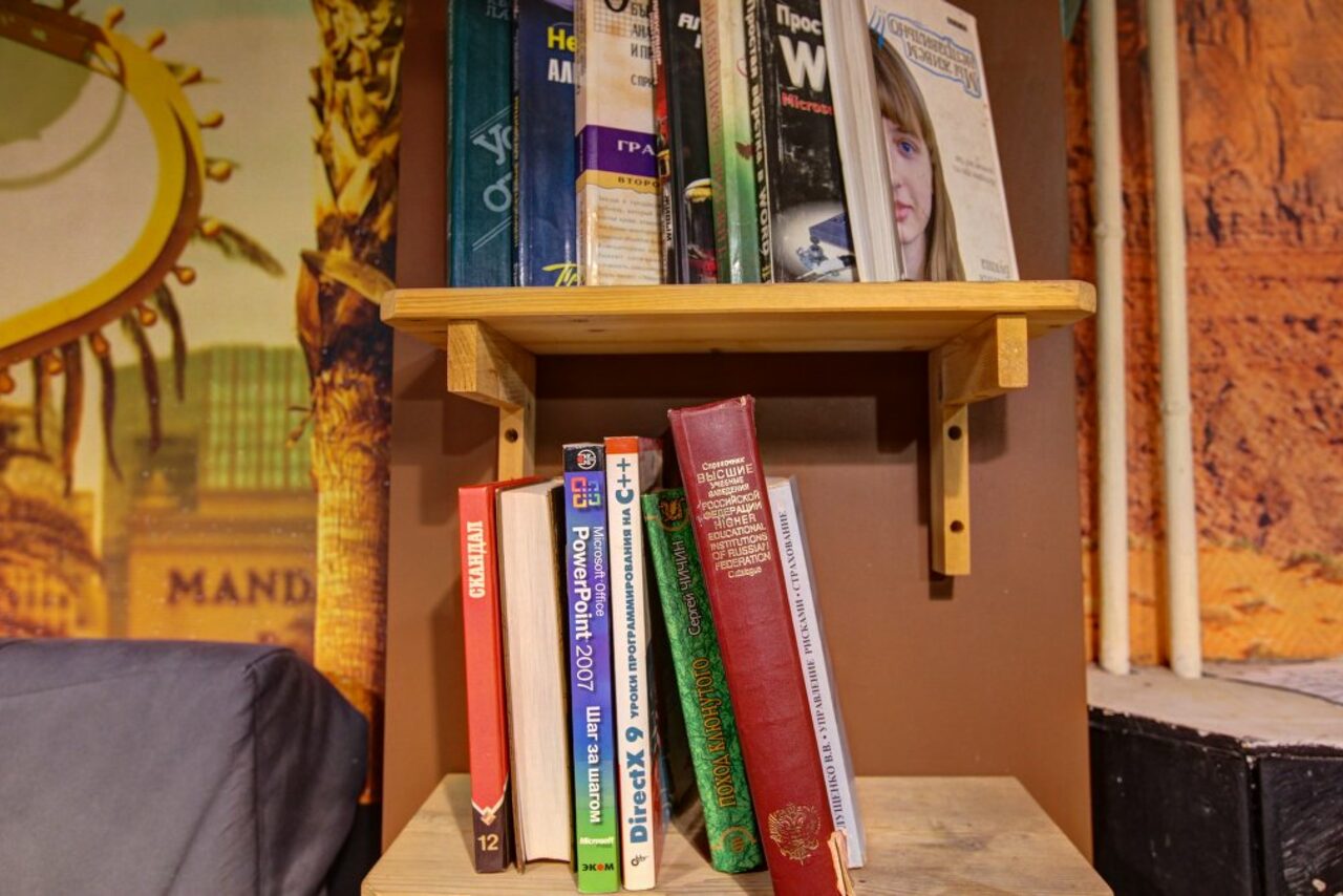 Арендовать CheckPoint Яркий зал в антикафе