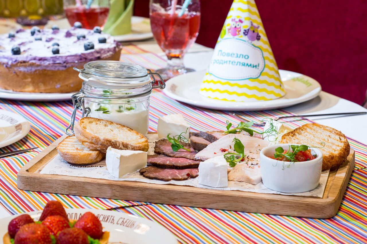 Арендовать Семейное лофт-кафе 