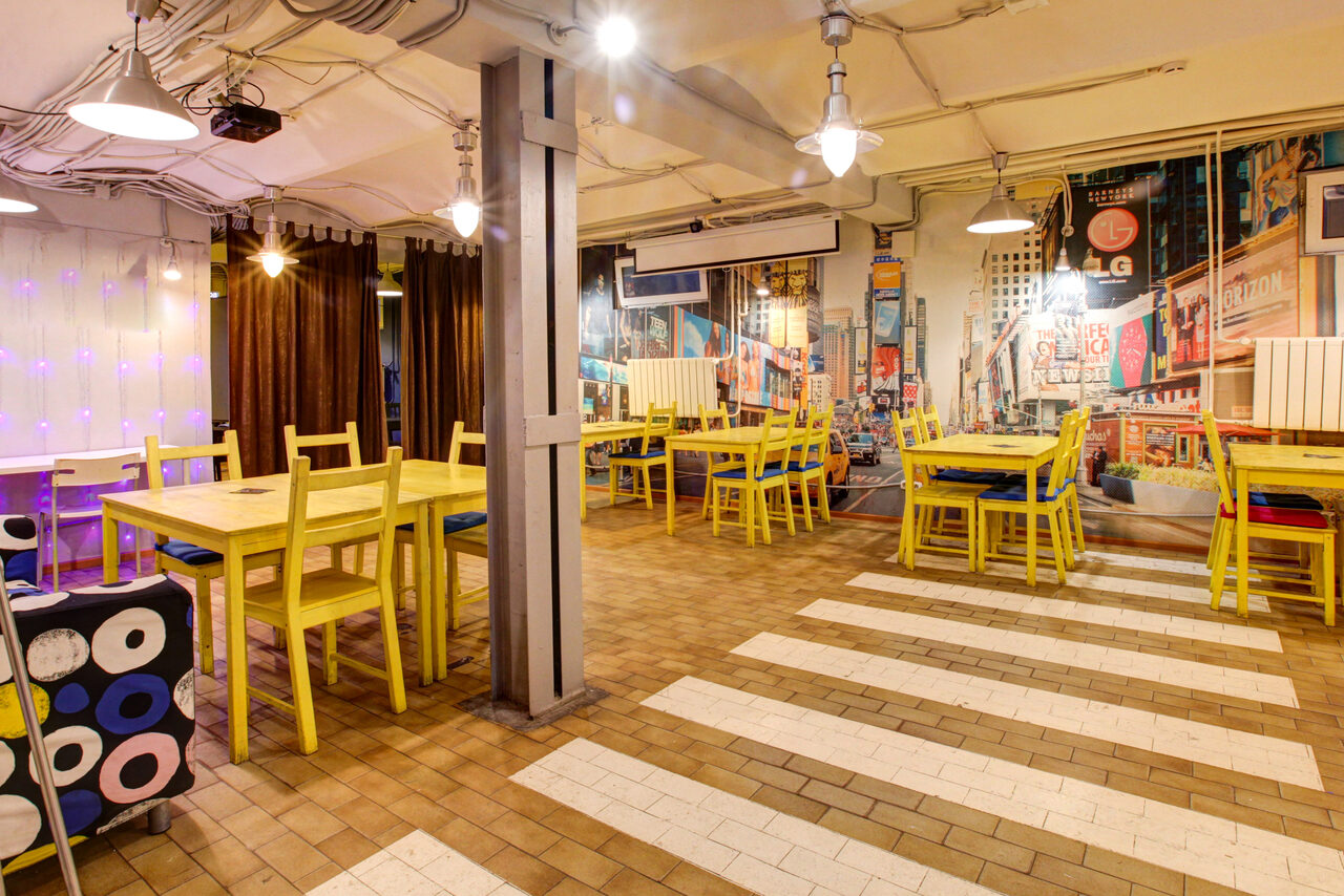 Арендовать CheckPoint Большой яркий зал с проектором в центре Москвы