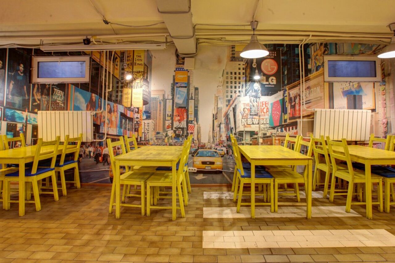 Арендовать CheckPoint Большой яркий зал с проектором в центре Москвы