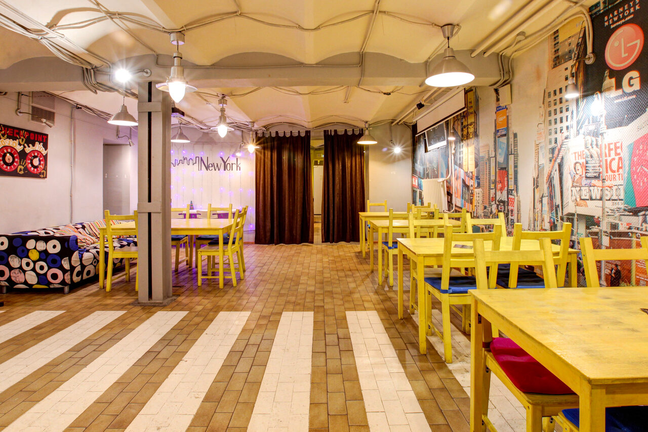 Арендовать CheckPoint Большой яркий зал с проектором в центре Москвы