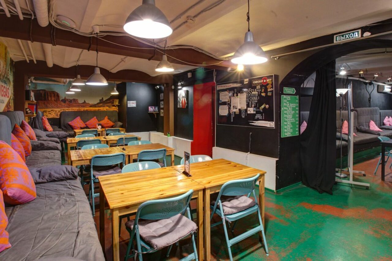 Арендовать CheckPoint Яркий зал с диванами