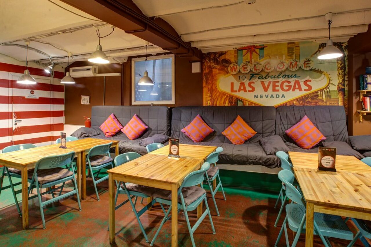 Арендовать CheckPoint Яркий зал с диванами