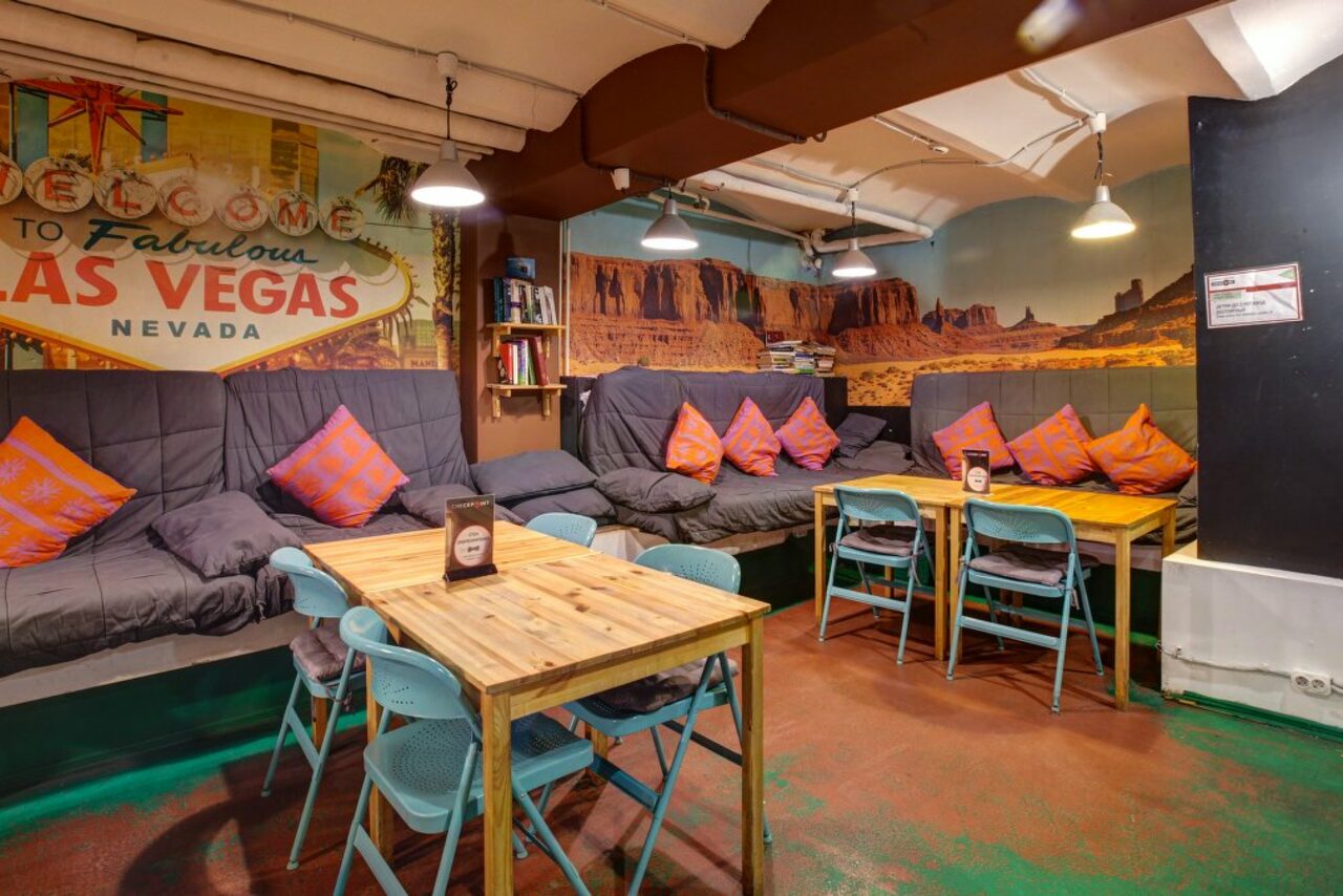 Арендовать CheckPoint Яркий зал с диванами