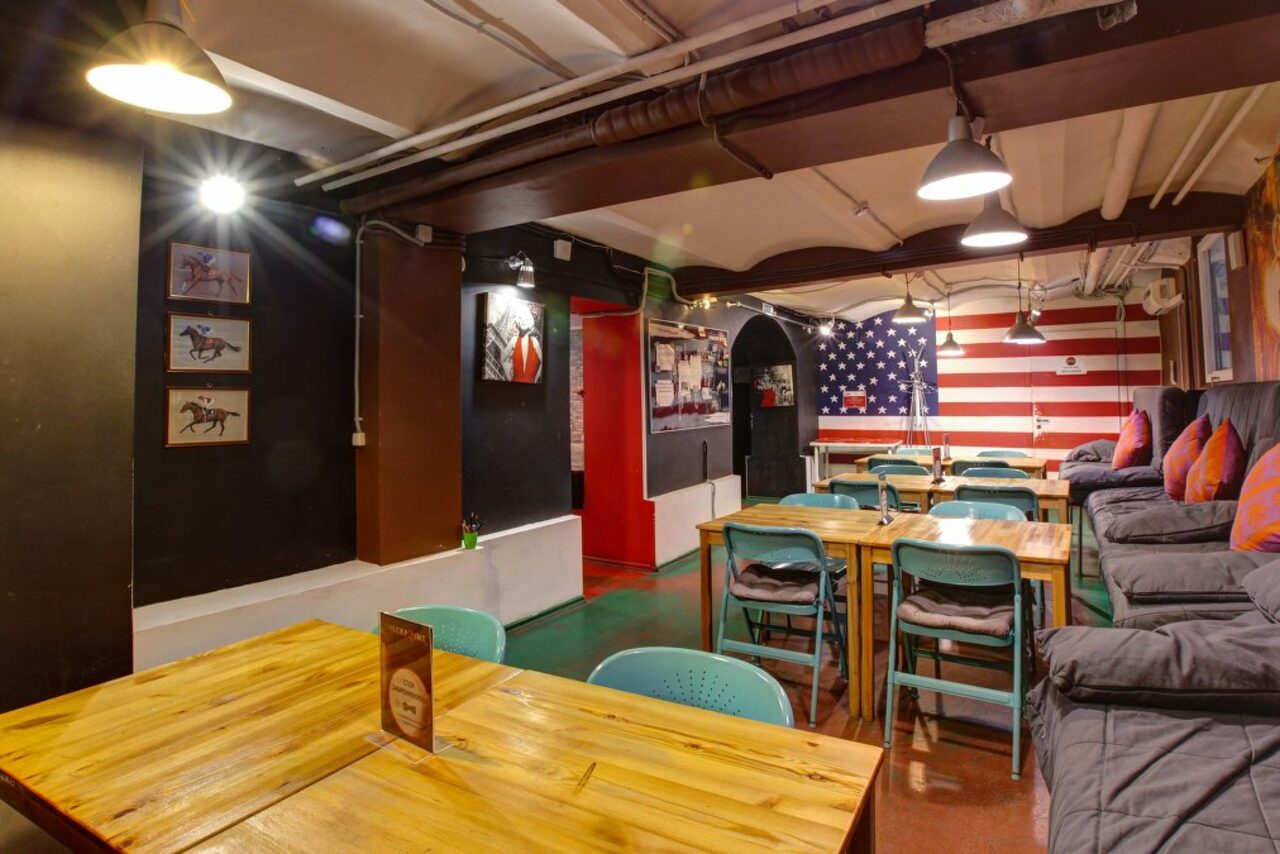 Арендовать CheckPoint Яркий зал с диванами