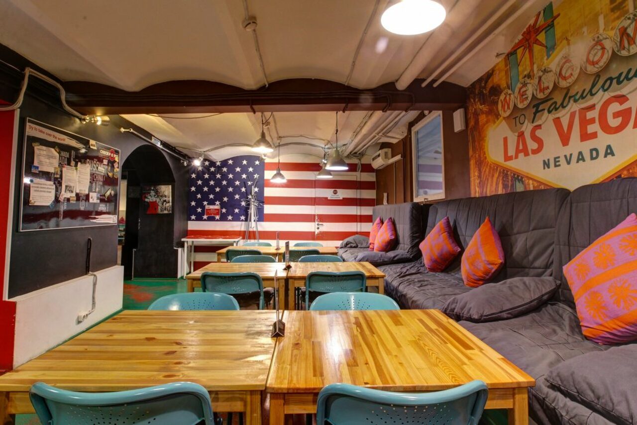 Арендовать CheckPoint Яркий зал с диванами