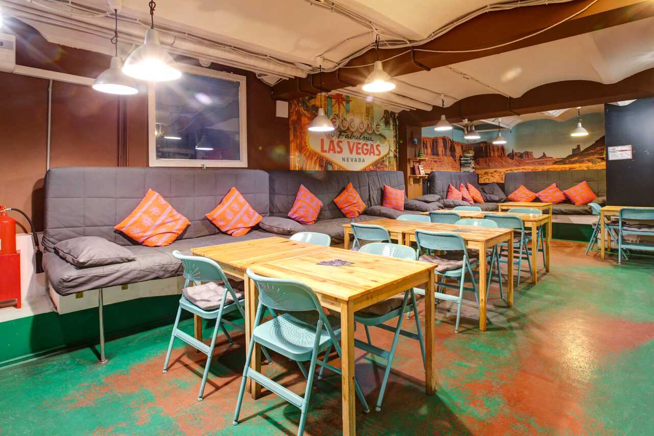 Арендовать CheckPoint Яркий зал с диванами