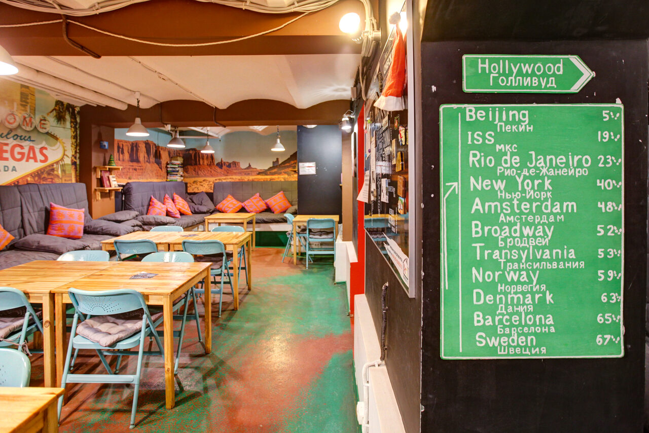 Арендовать CheckPoint Яркий зал с диванами