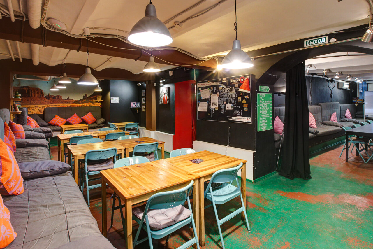 Арендовать CheckPoint Яркий зал с диванами