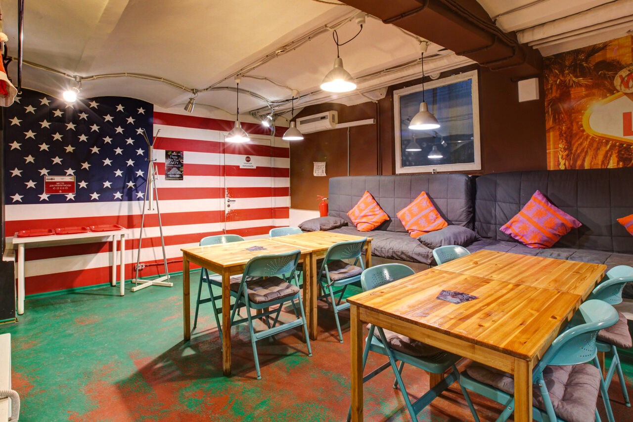 Арендовать CheckPoint Яркий зал с диванами