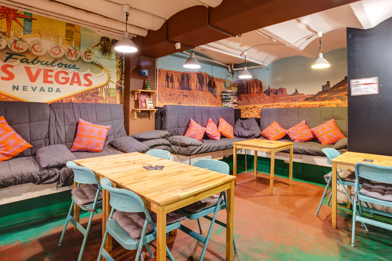 Арендовать CheckPoint Яркий зал с диванами