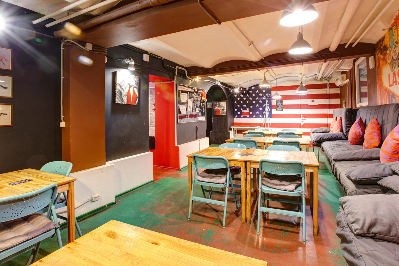 Арендовать CheckPoint Яркий зал с диванами