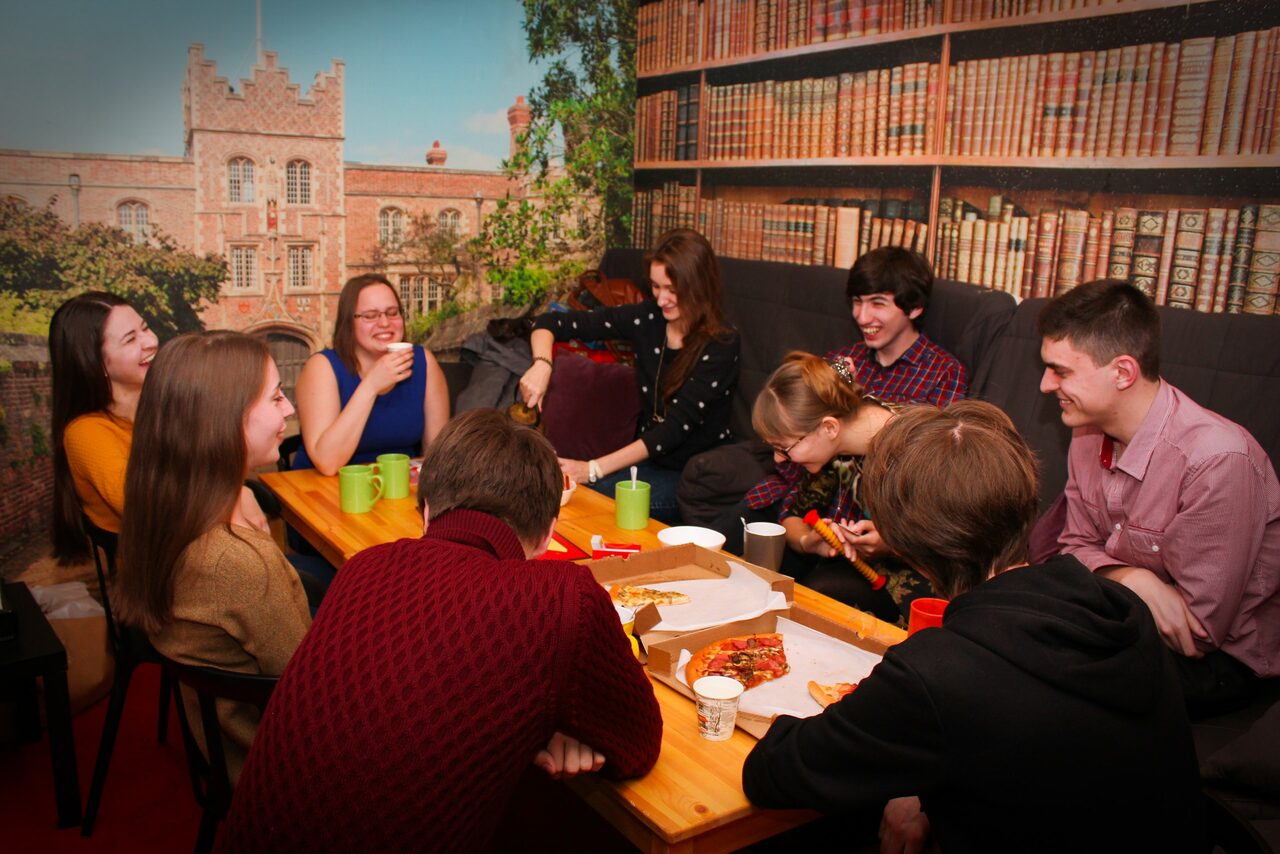 Арендовать CheckPoint Яркий зал с диванами