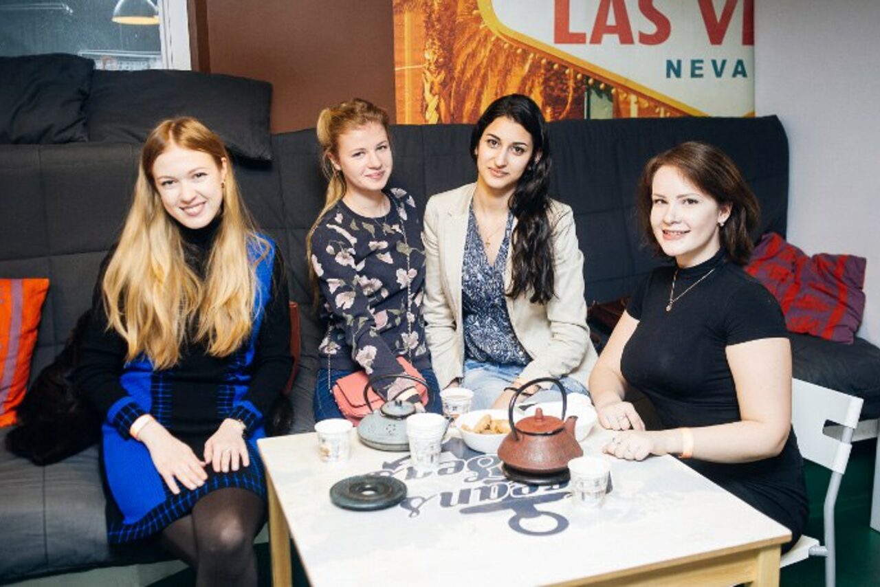 Арендовать CheckPoint Яркий зал с диванами