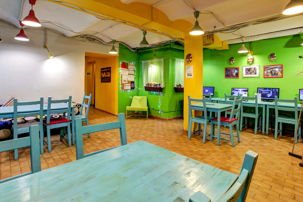 Арендовать Просторный зал для коворкинга в центре Москвы с компьютерами