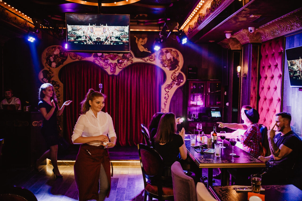 Арендовать Профессионально оборудованный караоке-зал