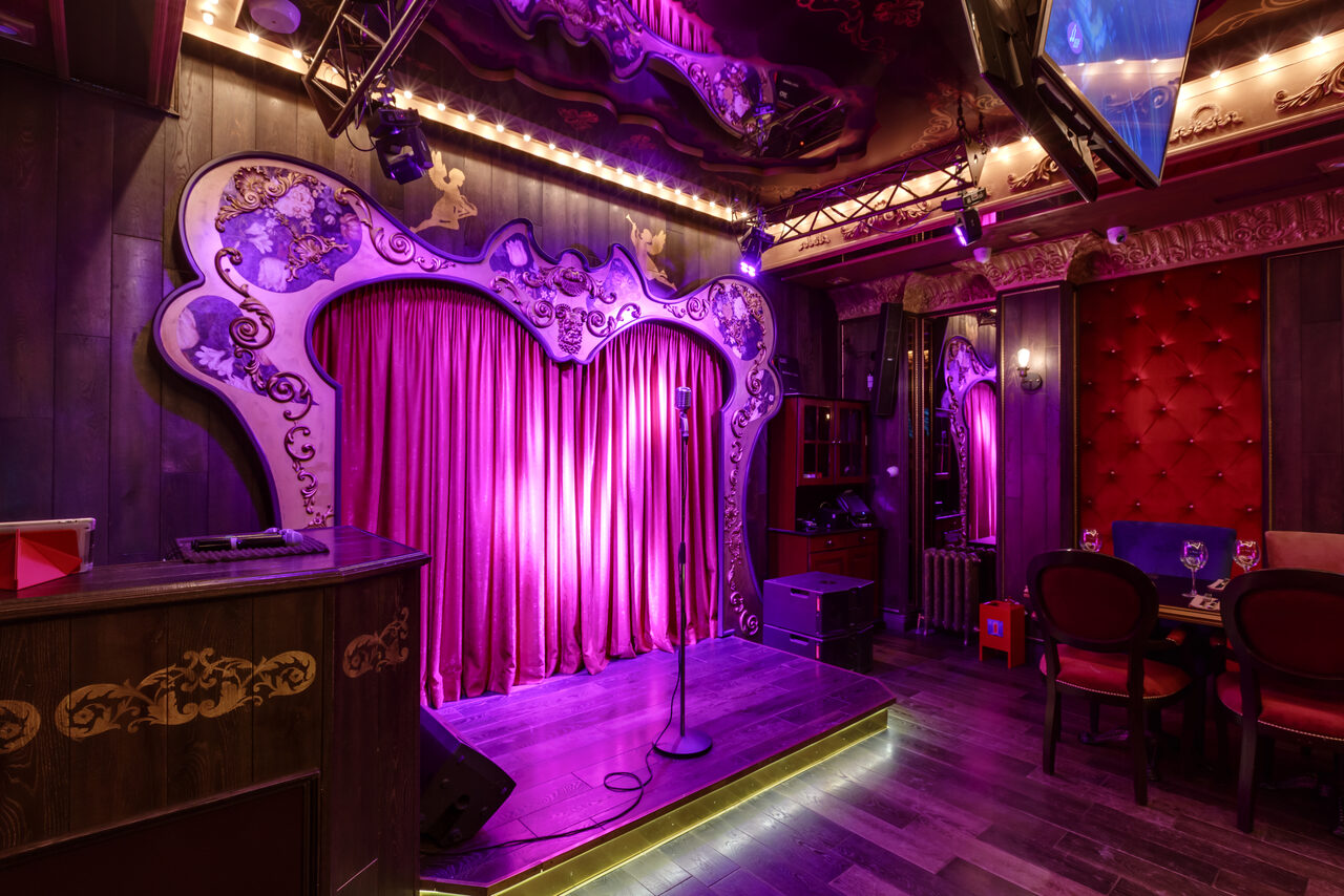 Арендовать Профессионально оборудованный караоке-зал