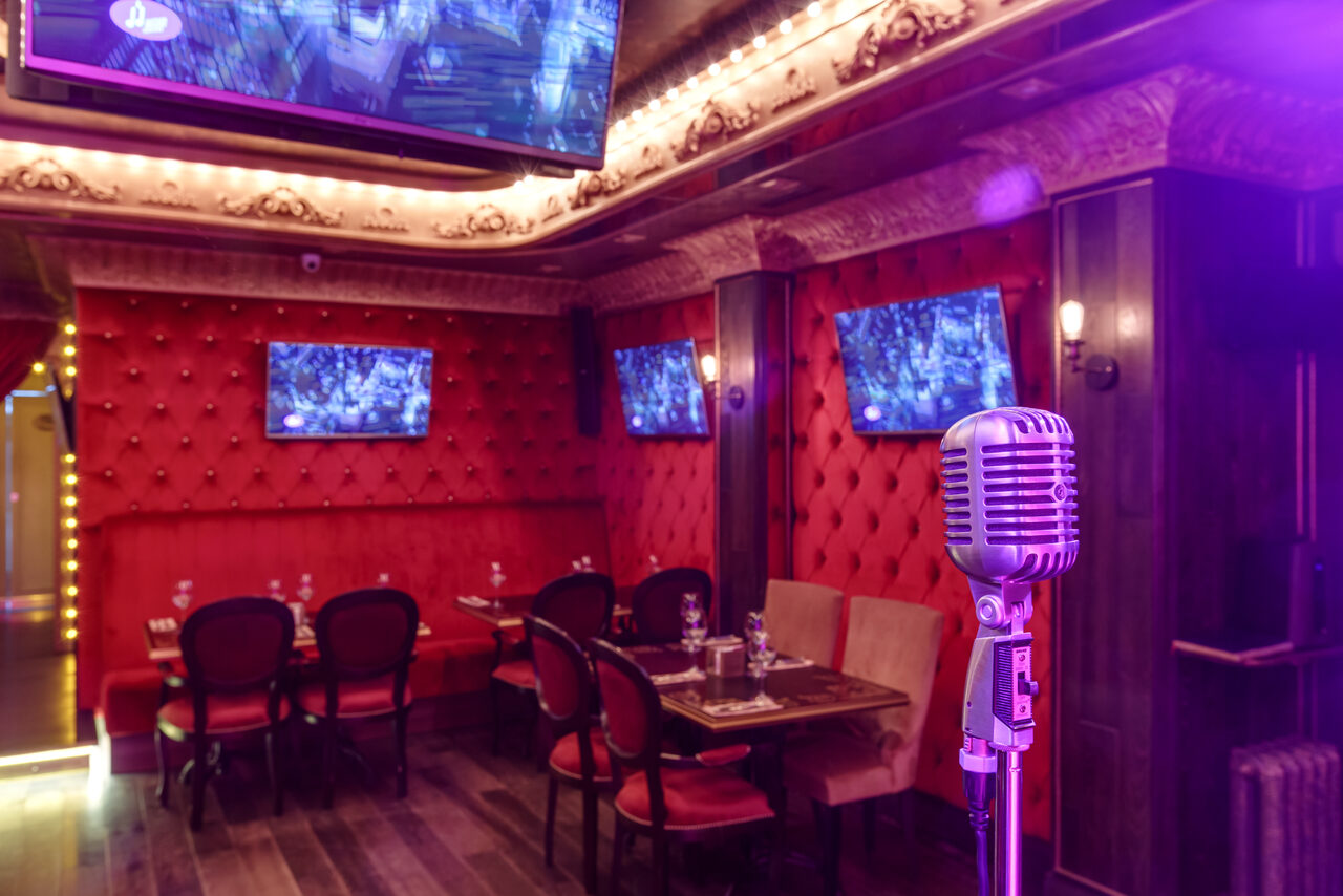 Арендовать Профессионально оборудованный караоке-зал