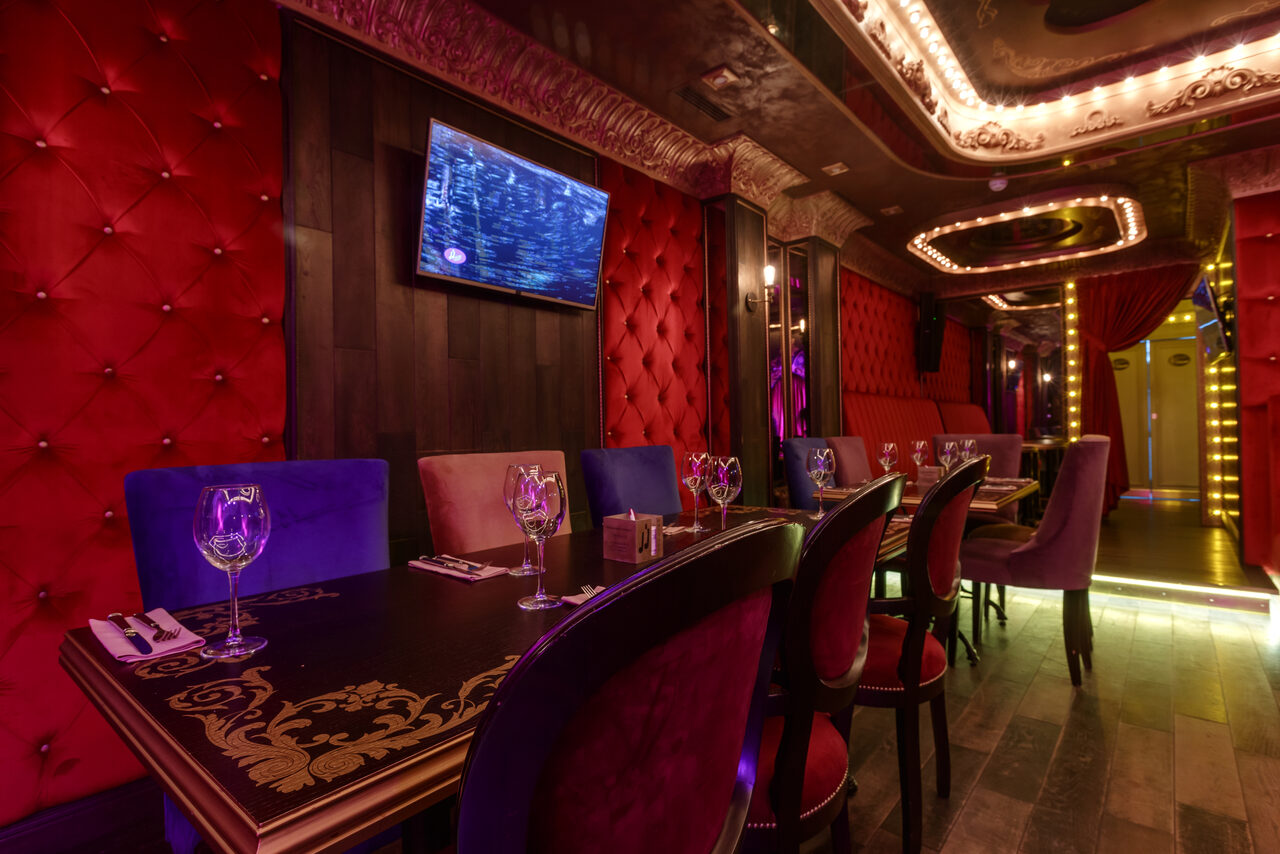 Арендовать Профессионально оборудованный караоке-зал