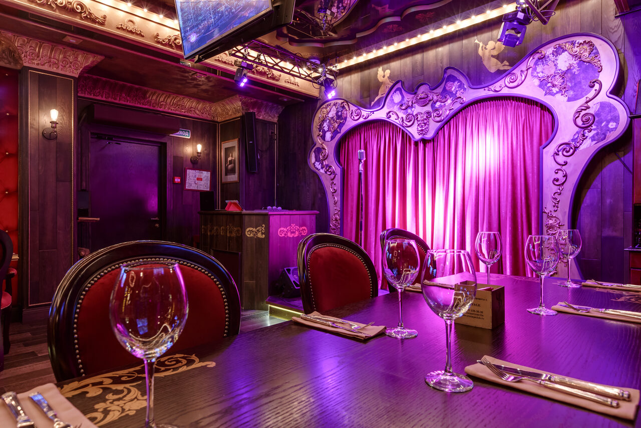 Арендовать Профессионально оборудованный караоке-зал