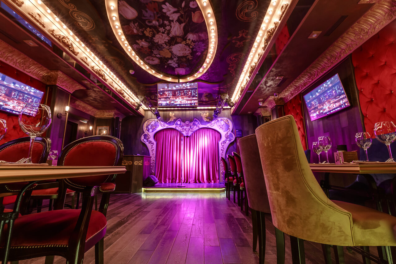 Арендовать Профессионально оборудованный караоке-зал