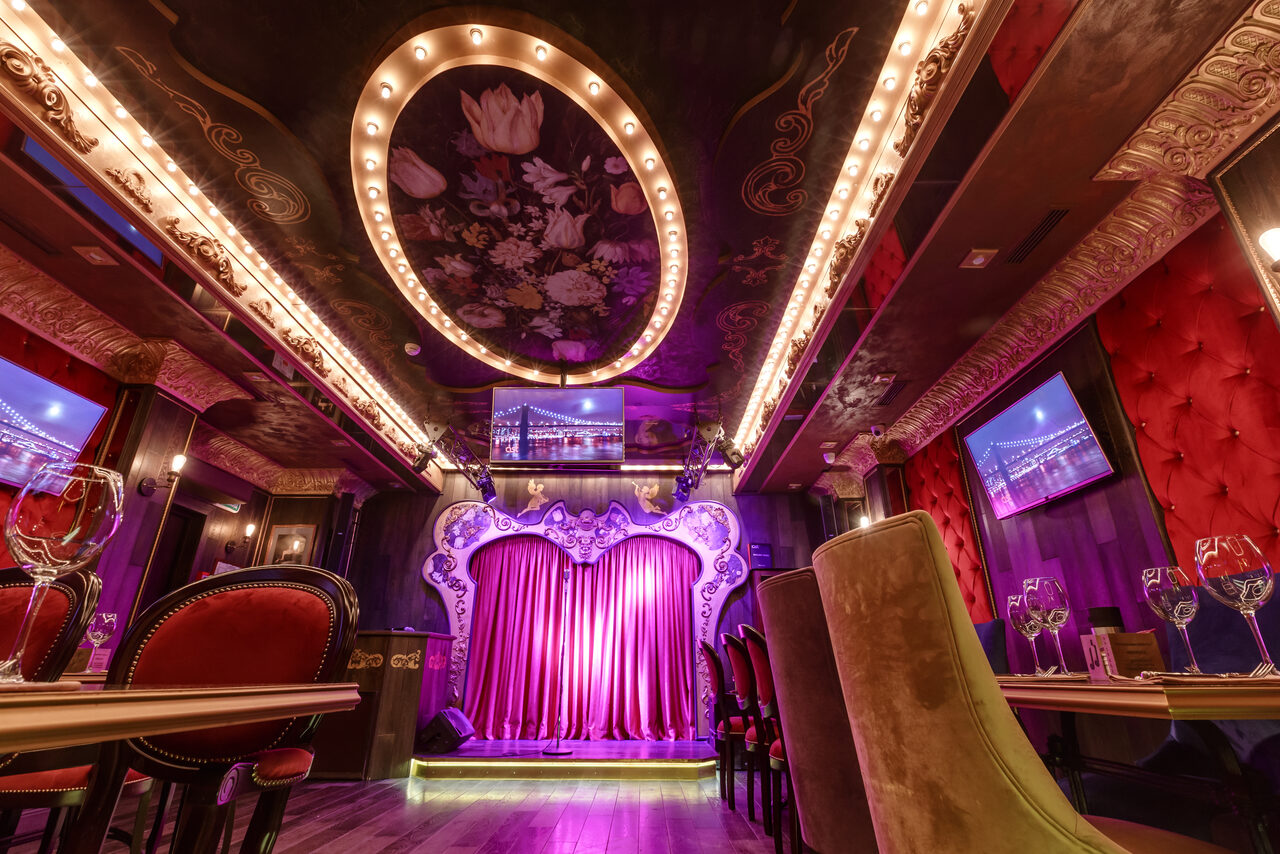 Арендовать Профессионально оборудованный караоке-зал