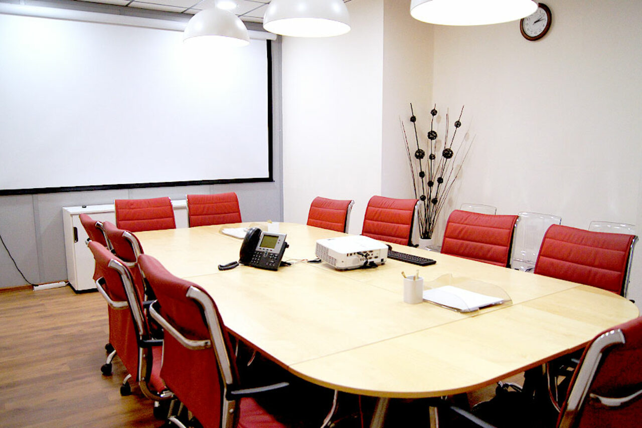 Арендовать Коворкинг ОАК24 Учебный класс с экраном