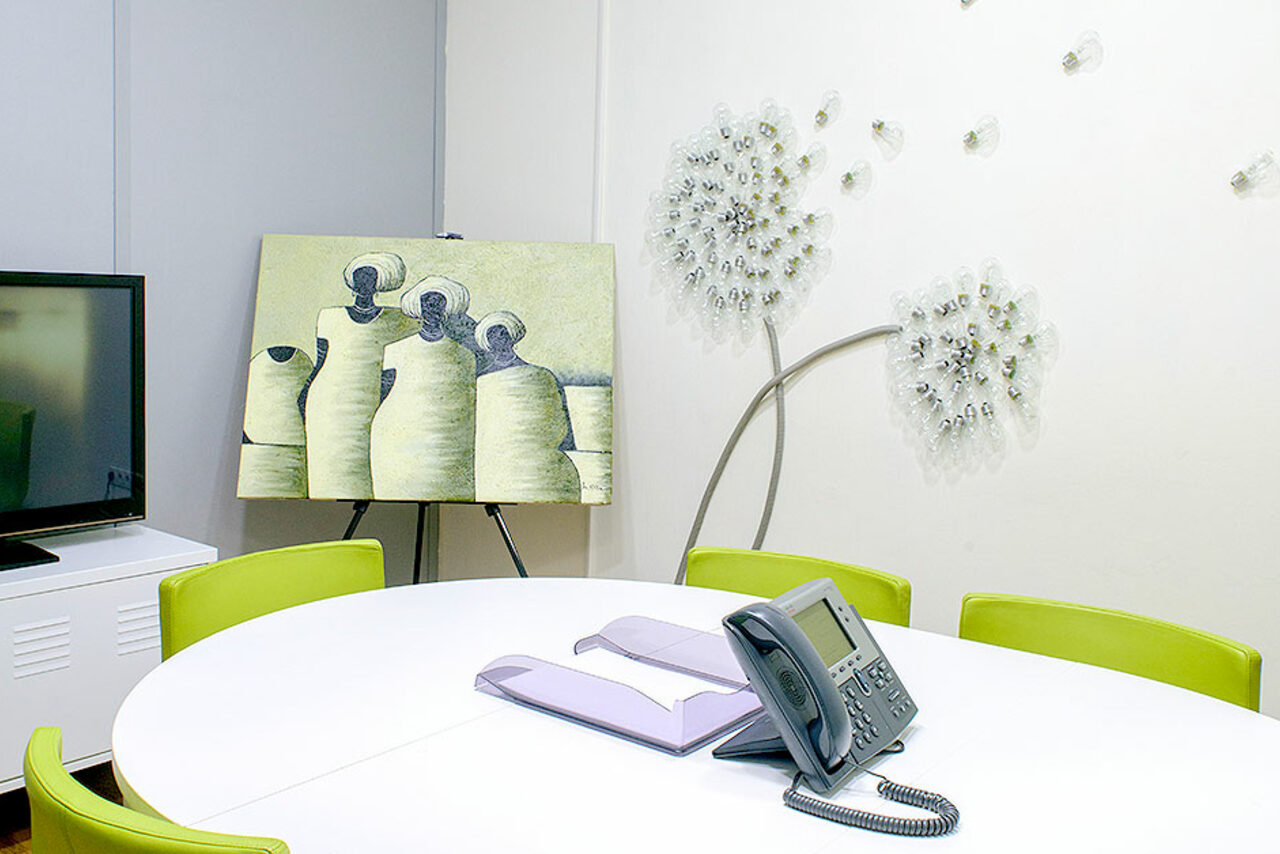 Арендовать Коворкинг ОАК24 Светлая переговорная комната 