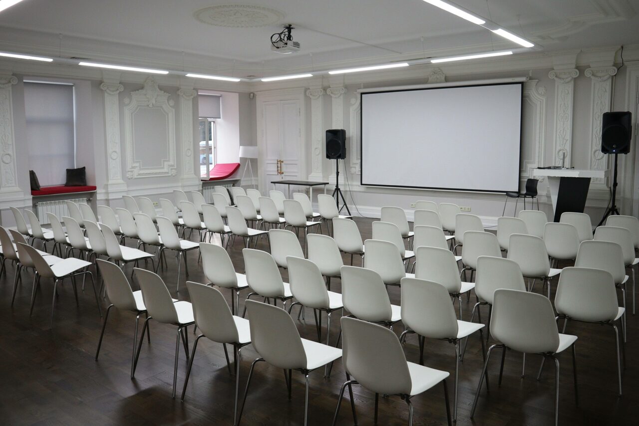 Арендовать Hall with stucco molding in a historic building