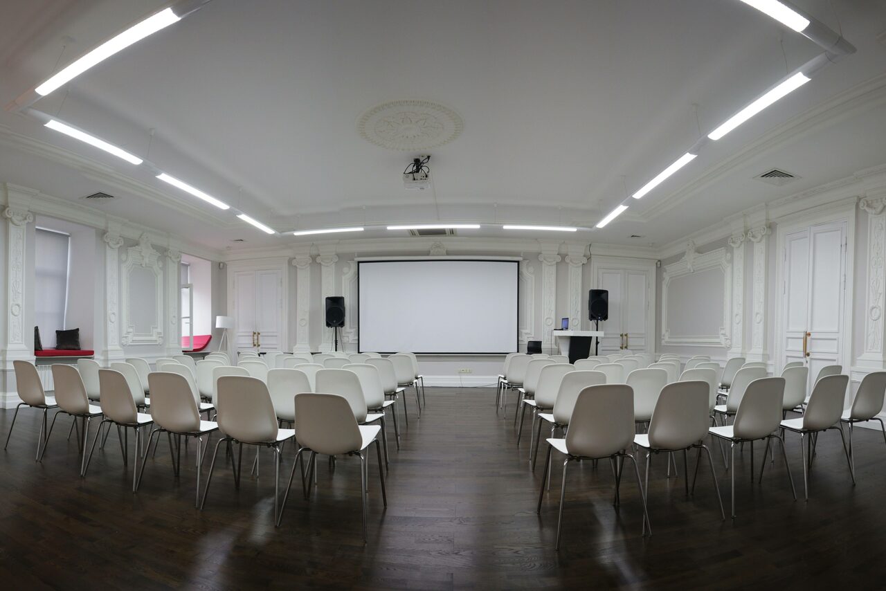Арендовать Hall with stucco molding in a historic building