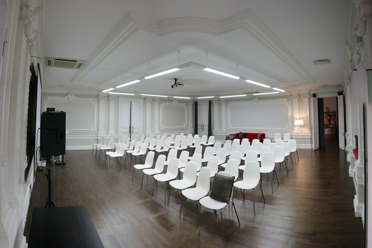 Арендовать Зал с лепниной в историческом здании