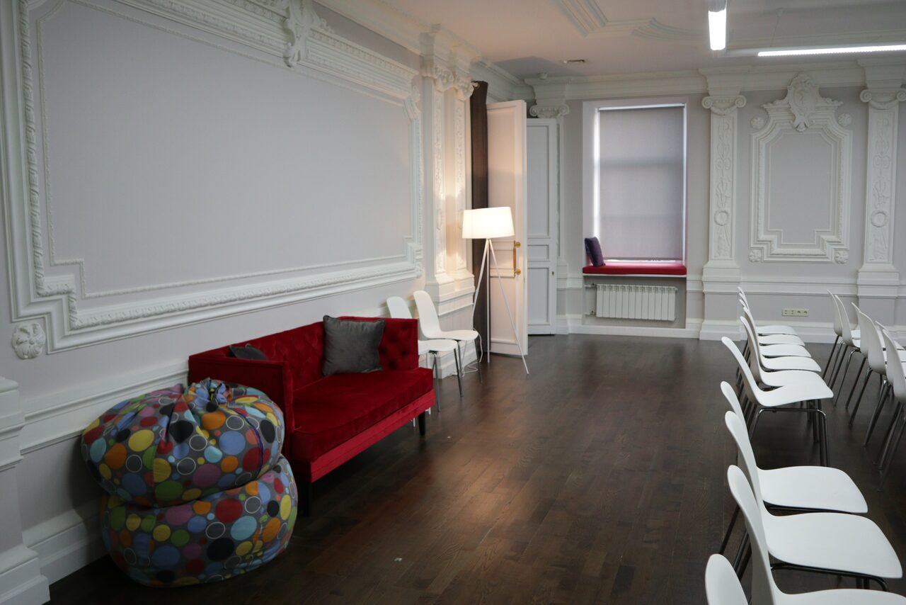 Арендовать Зал с лепниной в историческом здании