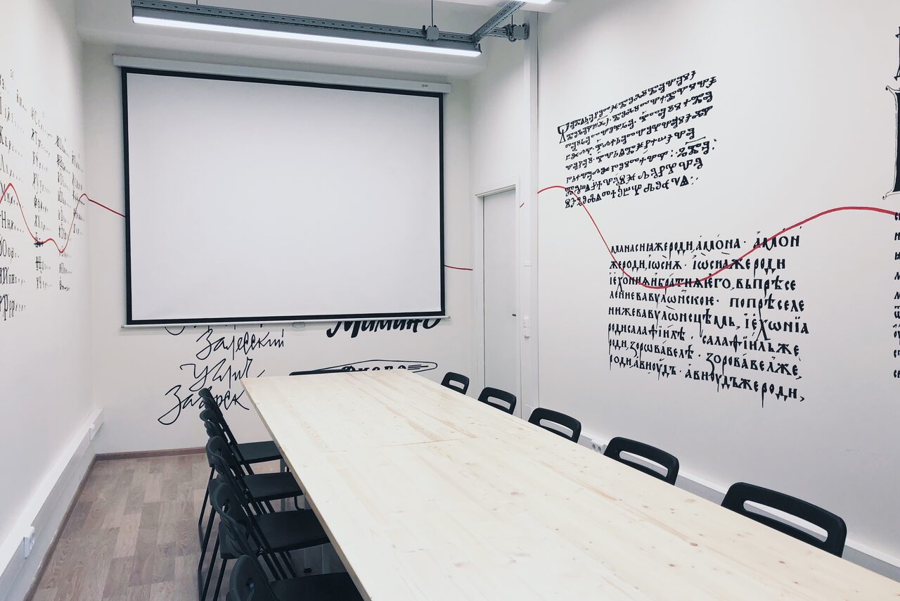 Арендовать KES Rooms Тренинг-зал с партами