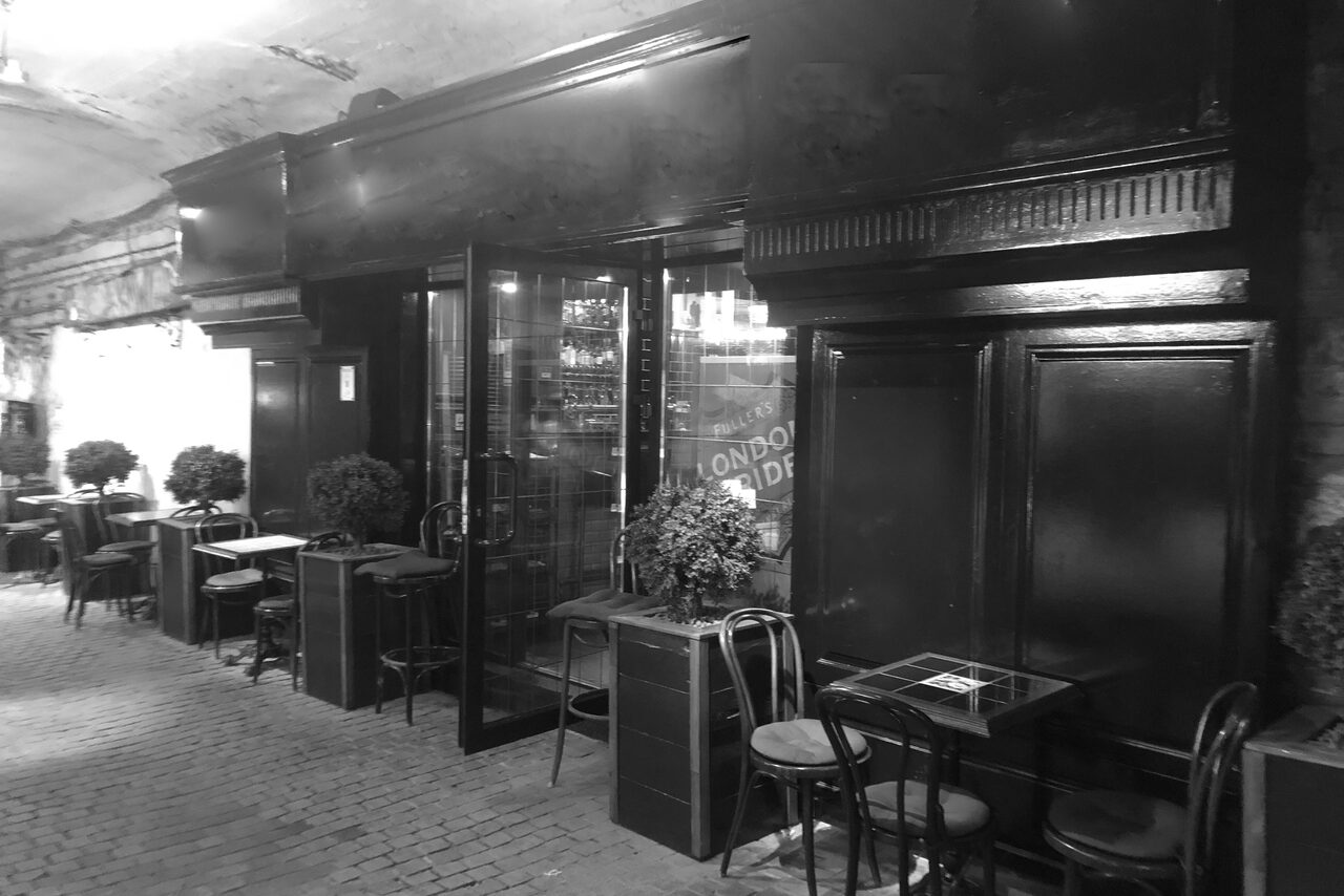Арендовать Edward`s pub. Лофт в стиле английского паба на Курской 