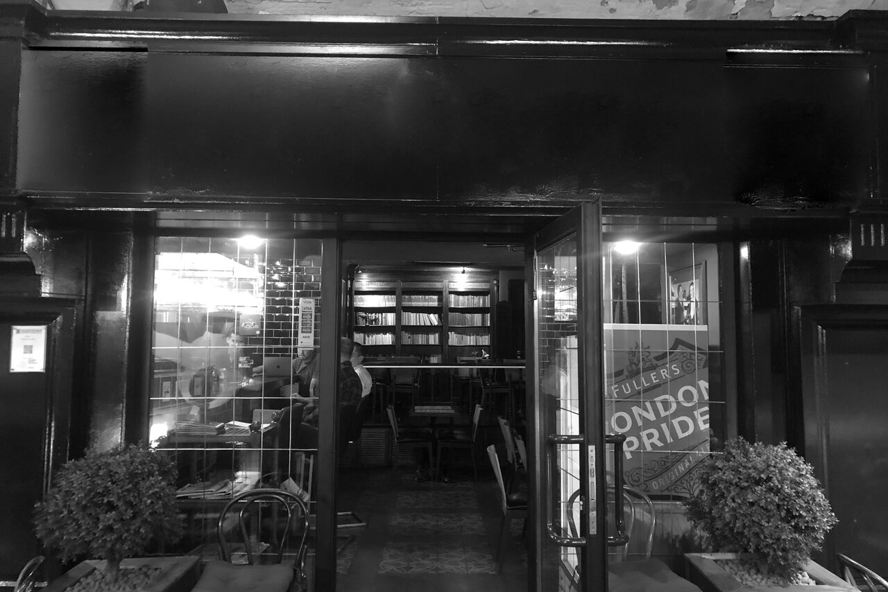 Арендовать Edward`s pub. Лофт в стиле английского паба 