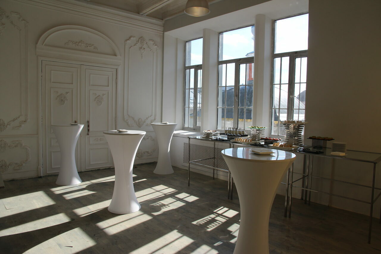 Арендовать  Зал с белым барокко для детских мероприятий