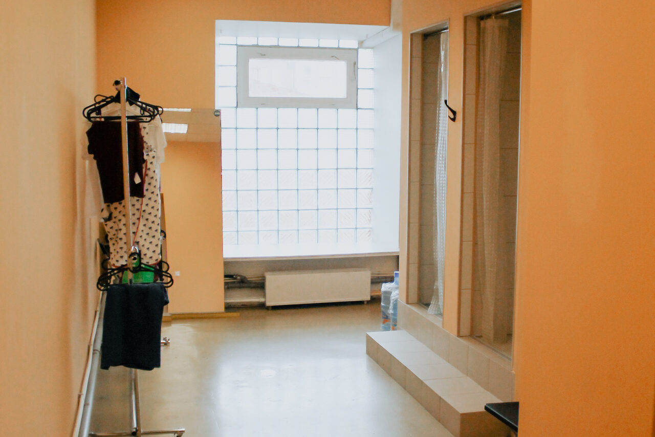 Арендовать Summertime Swing Светлый зал с большими окнами