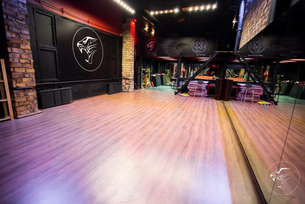 Арендовать Nii Универсальный лофт с зеркальной стеной