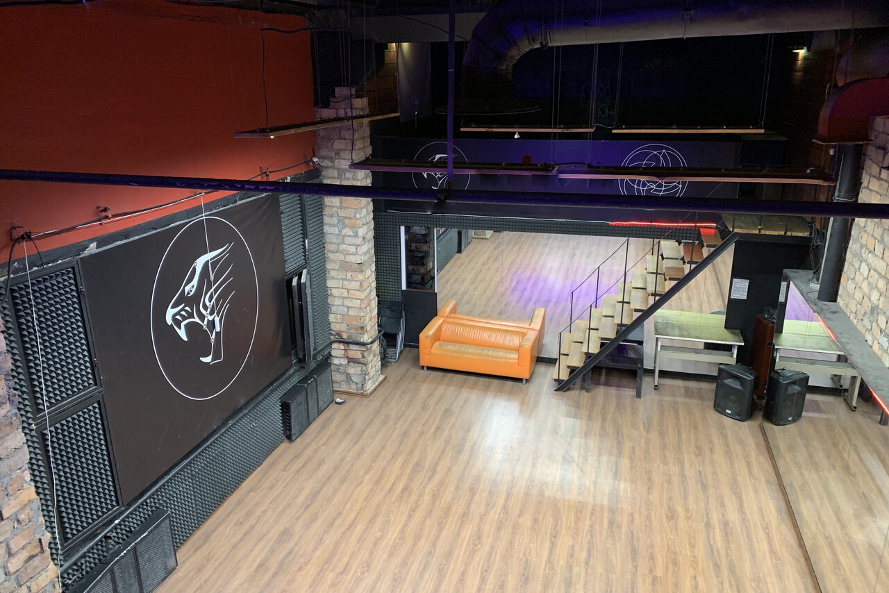 Арендовать Nii Универсальный лофт с зеркальной стеной