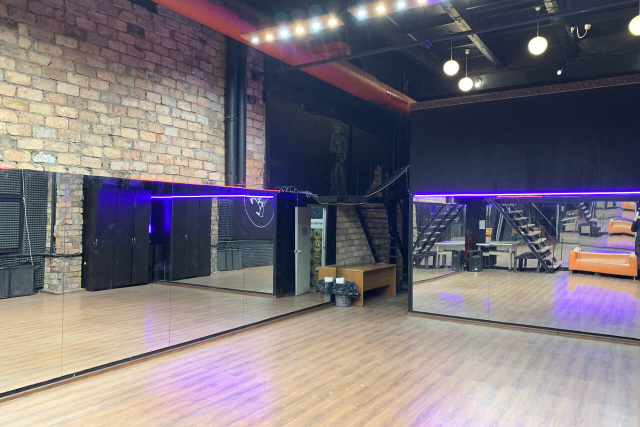 Арендовать Nii Универсальный лофт с зеркальной стеной