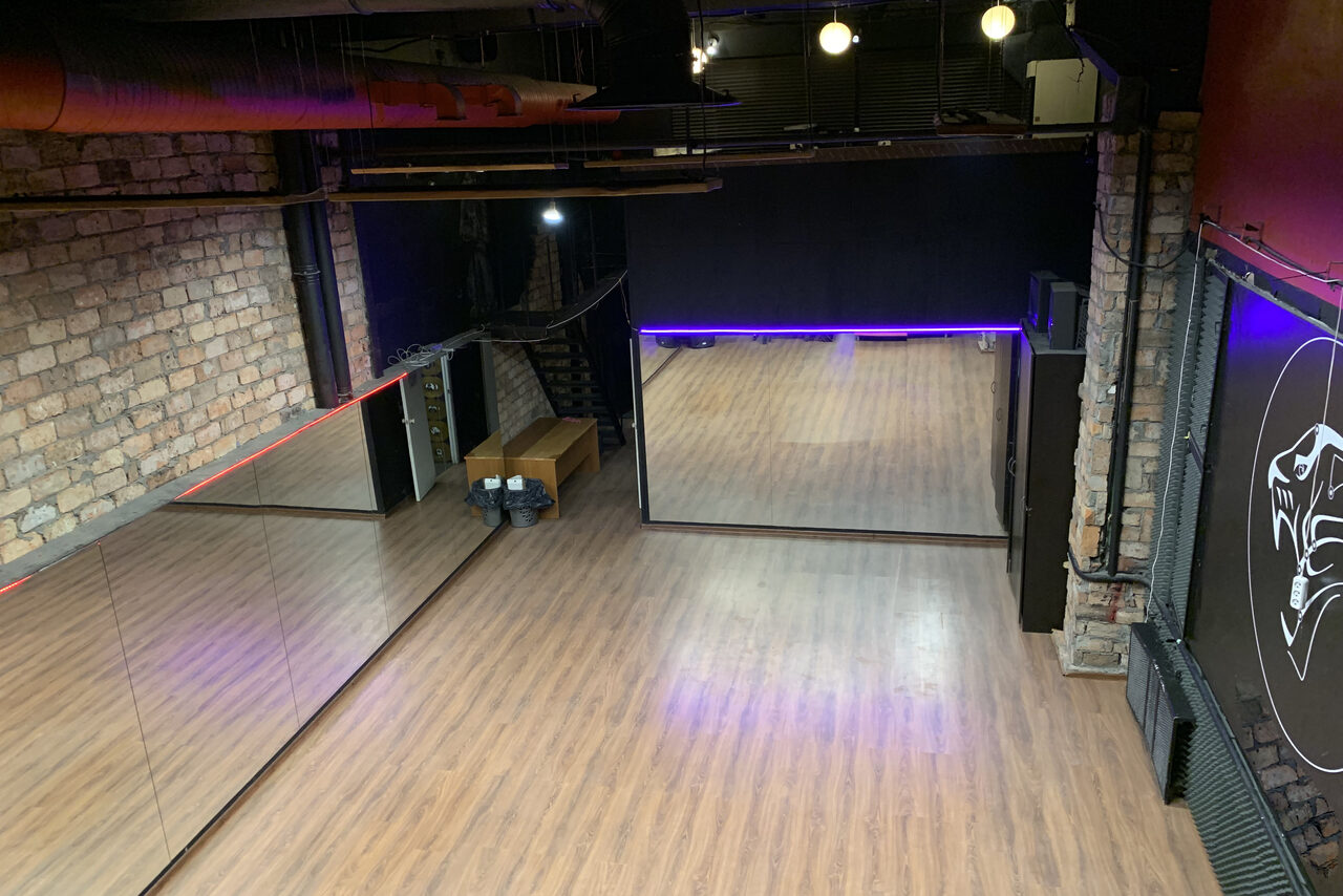 Арендовать Nii Универсальный лофт с зеркальной стеной