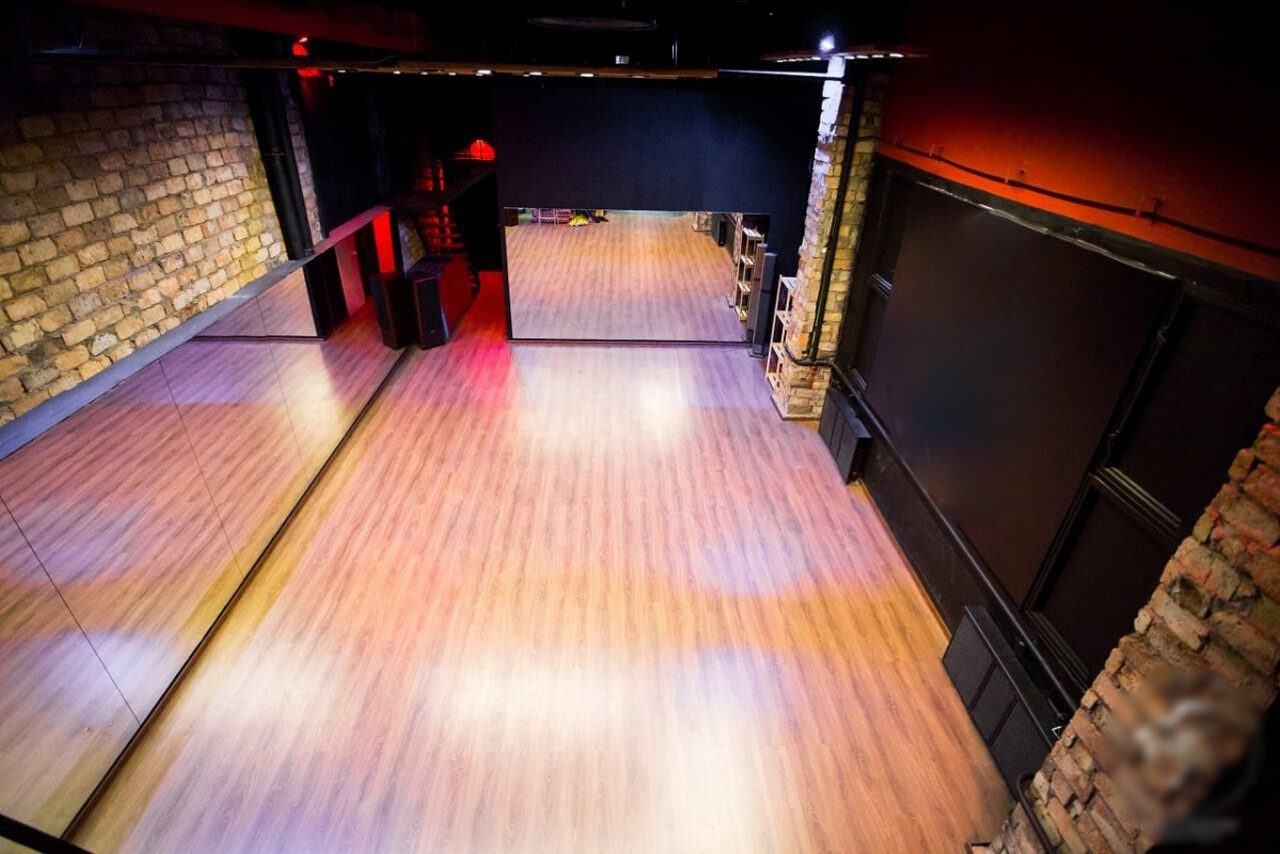 Арендовать Nii Универсальный лофт с зеркальной стеной