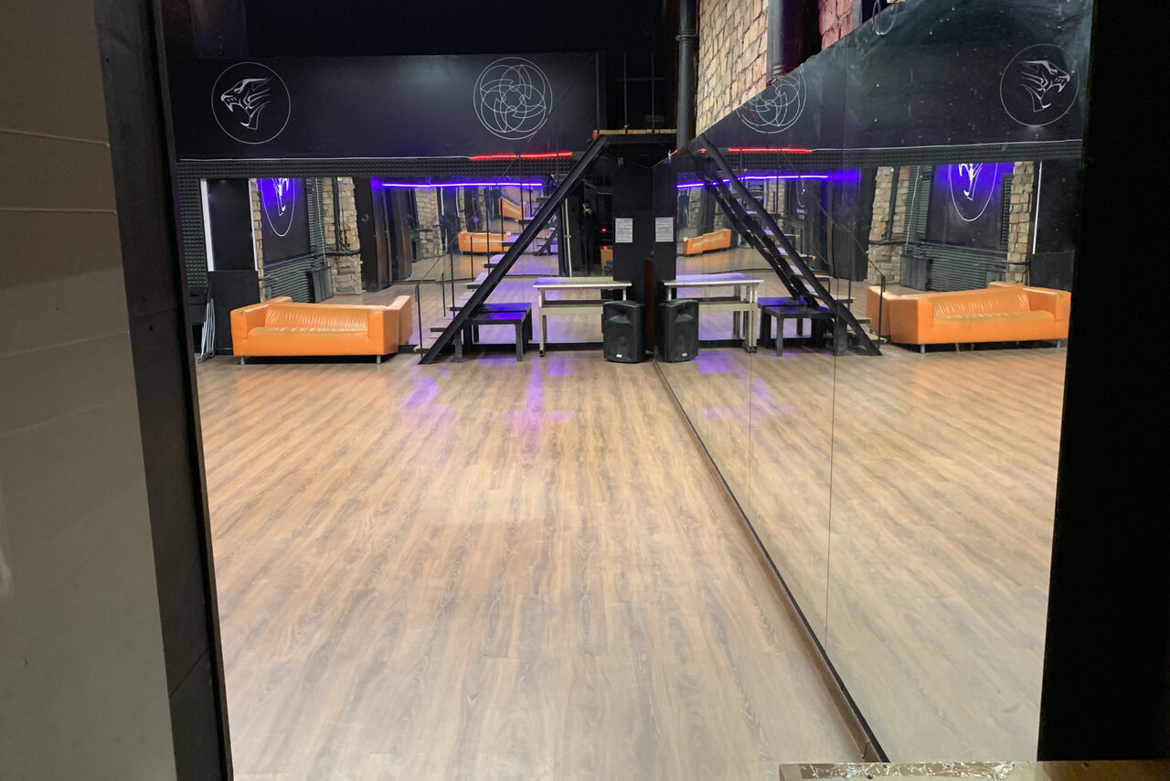 Арендовать Nii Универсальный лофт с зеркальной стеной