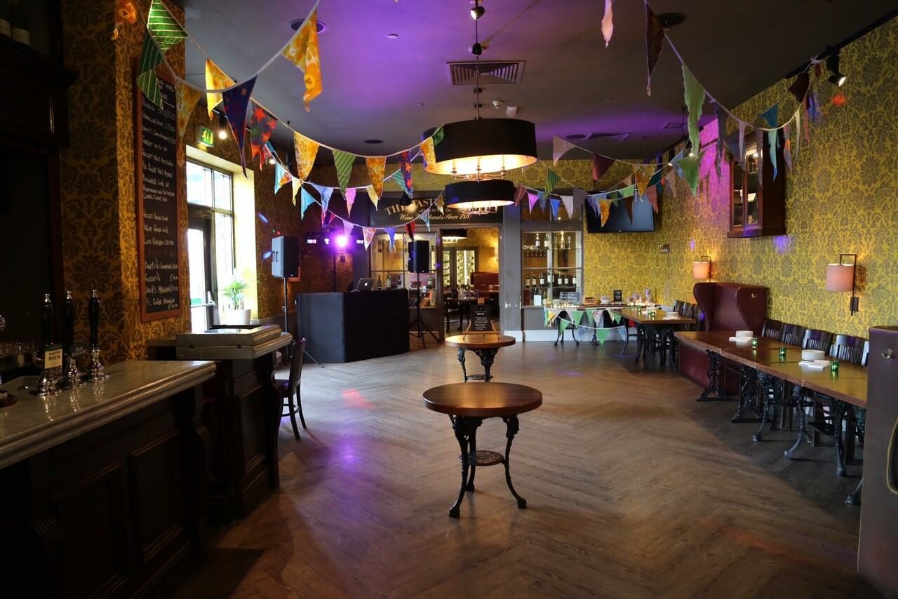 Арендовать Whole venue at Davy's at Canary Wharf